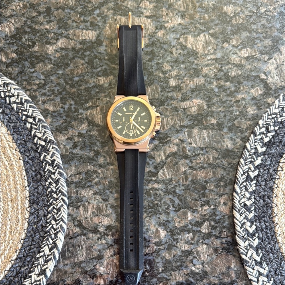 Michael Kors Black and Rose/Gold Tone Watch
Rubber adjustable band